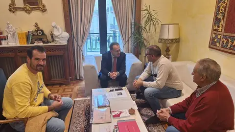 Ángel Blanco, con miembros del Ayuntamiento de Santa Croya de Tera