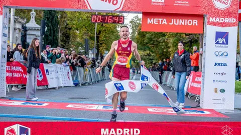 Hugo Tardon traspasando la linea de meta en los 5 km ponle freno
