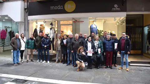 vista de los alcaldes al proyecto textil de Cáritas