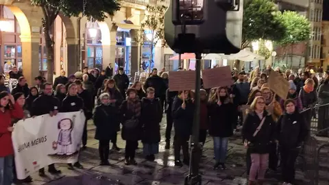 Homenaje a las víctimas de violencia de género en la Plaza mayor de Zamora