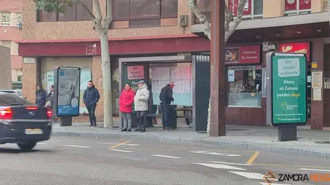 personas esperando al autobús _2