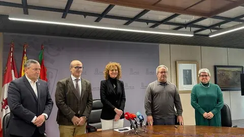 La directora general de Vivienda y Arquitectura, María Pardo, junto al delegado territorial, el presidente de la Diputación, el alcalde de Zamora y representante de la Junta Pro Semana Santa