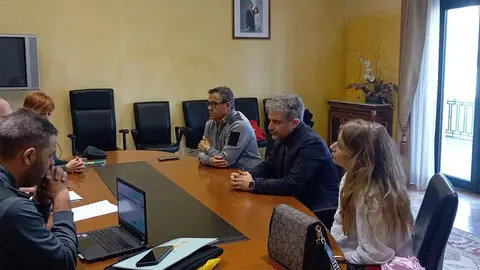Ángel Blanco recibe a los vecinos de Morales del Vino