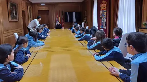 Niños visita Diputación