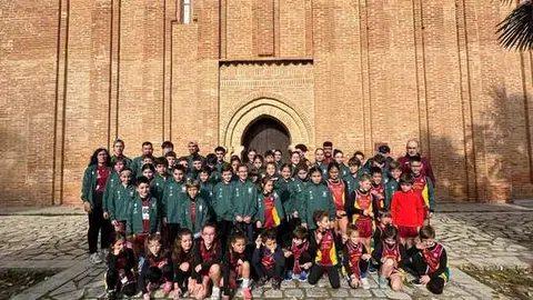 integrantes de la escuela de atletismo del vino toro caja rural con sus monitores