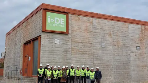 2024-12-17.- i-DE acerca sus instalaciones a alumnos ULE