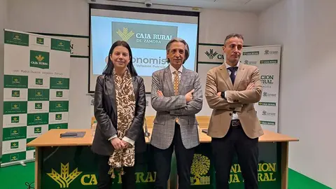 (de izqda. a dcha. Laura Huertos, de Caja Rural de Zamora; Juan Carlos De Margarida, director ECOVAEstudios; y Raúl Zurrón, delegado ECOVA en Zamora