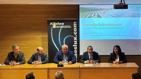 2024-12-18.- i-DE acerca el autoconsumo a los instaladores salmantinos