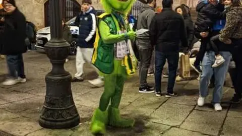 El lotero zamorano Juan Carlos Manzano disfrazado de El Grinch