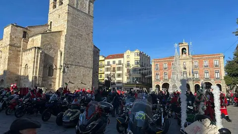 La Papanoelada Motera toma la Plaza Mayor de Zamora