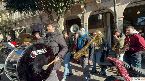 La plaza Mayor festeja la navidad con una charanga