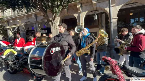 La plaza Mayor festeja la navidad con una charanga