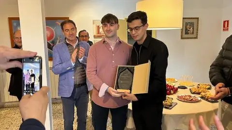 Entrega de la placa a Pablo González como Alumni excelencia profesional Peñacorada 2024.