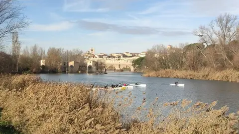 Los piragüistas zamoranos no frenan ante el frío