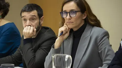 Pablo Bustinduy y Mónica García, en la reunión con la confederación estatal de personas afectadas por ELA