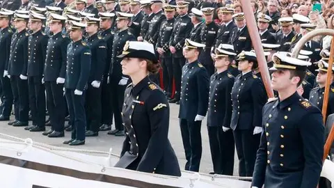 El buque Juan Sebastián de Elcano parte hacia América con la princesa Leonor a bordo