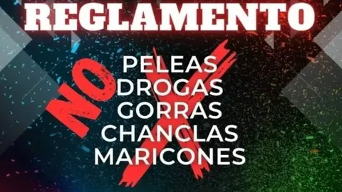 FACUA Andalucía denuncia a la discoteca por un cartel discriminatorio contra personas