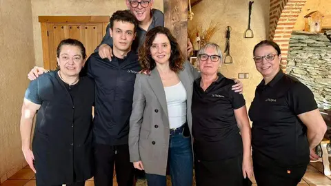 Isabel Díaz Ayuso come en Benavente. IMAGEN REDES SOCIALES