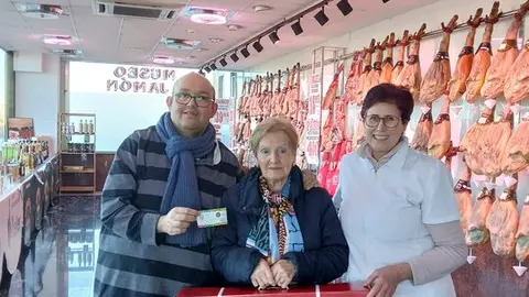 Teresa Román gana el lote donado por Embutidos Ballesteros en el sorteo solidario contra el cáncer en Toro