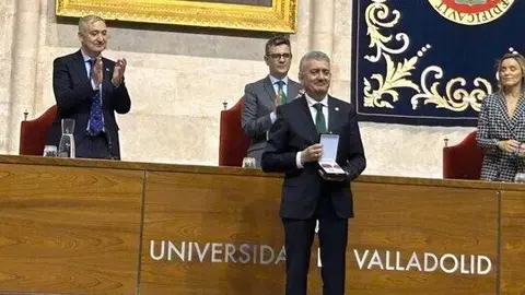 Isaac Macías reconocido con la Cruz de San Raimundo de Peñafort