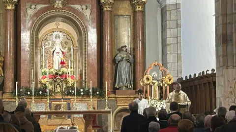 Cinco nuevos hermanos reciben la medalla de la Cofradía de Nuestra Madre de las Angustias