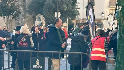 La Sanantonada solidaria reúne a decenas de personas en la Plaza Mayor
