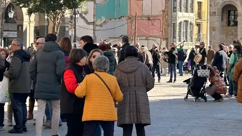 La Sanantonada solidaria reúne a decenas de personas en la Plaza Mayor