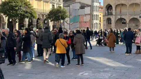 La Sanantonada solidaria reúne a decenas de personas en la Plaza Mayor