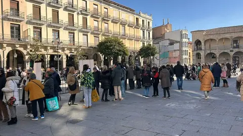 La Sanantonada solidaria reúne a decenas de personas en la Plaza Mayor