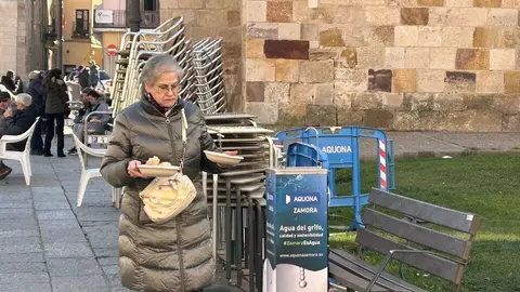 La Sanantonada solidaria reúne a decenas de personas en la Plaza Mayor