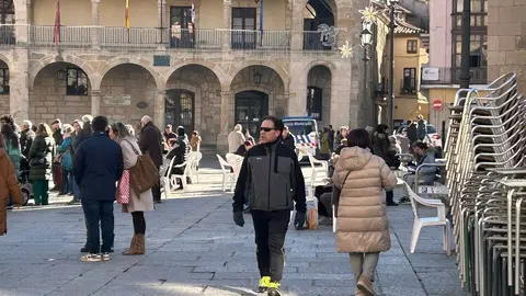La Sanantonada solidaria reúne a decenas de personas en la Plaza Mayor