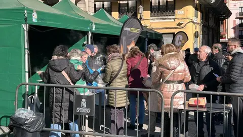 La Sanantonada solidaria reúne a decenas de personas en la Plaza Mayor