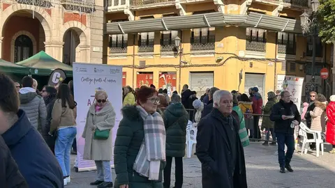 La Sanantonada solidaria reúne a decenas de personas en la Plaza Mayor