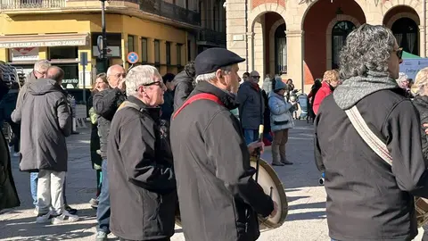 La Sanantonada solidaria reúne a decenas de personas en la Plaza Mayor