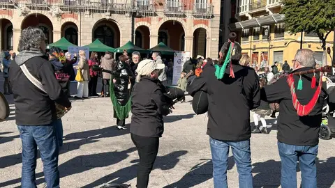 La Sanantonada solidaria reúne a decenas de personas en la Plaza Mayor