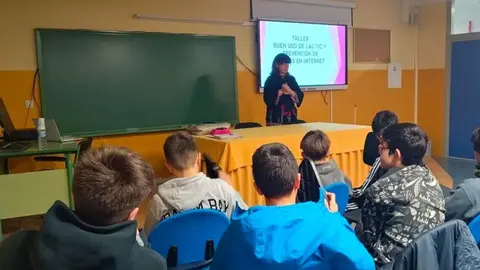 Alumnos del IES Los Valles de Camarzana de Tera participan en talleres de seguridad vial y digital