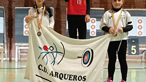 Valeria y Mía disfrutando del podio y medallas