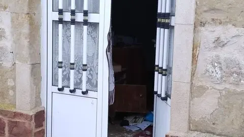puerta abierta de una casa después de que hayan entrado a robar