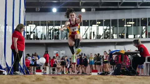 Carla Dominguez Membibre en un momento de su salto