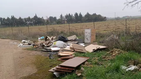 vertederos ilegales en caminos municipales