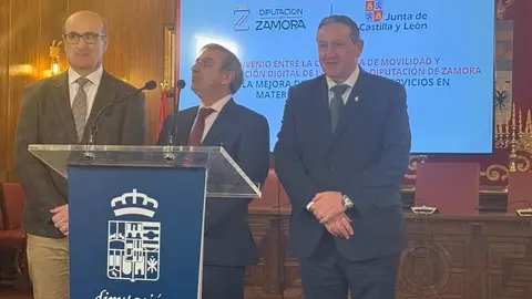El consejero de Movilidad y Transformación Digital, José Luis Sanz Merino, y el presidente de la Diputación de Zamora, Javier Faúndez