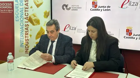 El director general del Instituto Tecnológico Agrario de Castilla y León (ITACyL), Rafael Sáez, firma un convenio con la Escuela Internacional de Industrias Lácteas (EILZA)