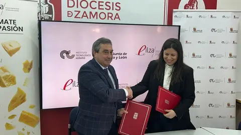 El director general del Instituto Tecnológico Agrario de Castilla y León (ITACyL), Rafael Sáez, firma un convenio con la Escuela Internacional de Industrias Lácteas (EILZA)