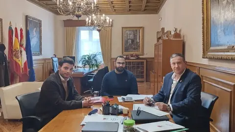 Javier Faúndez  con el alcalde de Casaseca de las Chanas, Vicente Ángel Bernardo Velasco