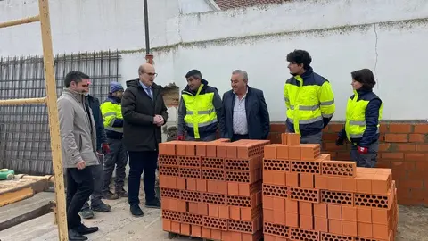 El delegado territorial de la Junta en Zamora, Fernando Prada, acompañado por el alcalde de Villaralbo, Santiago Lorenzo, y el gerente provincial del Ecyl, Efrén Fernandez villaralbo