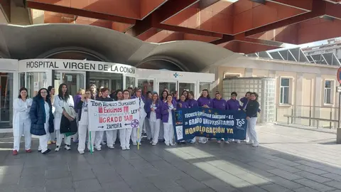 Técnicos Superiores Sanitarios se manifiestan a las puertas del Virgen de la Concha