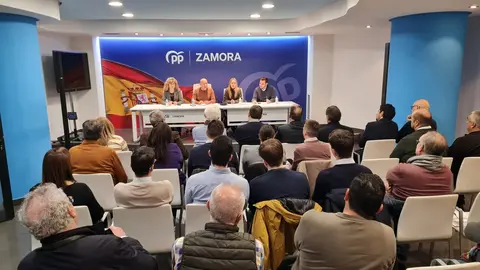 Noelia Núñez junto con el PP de Zamora