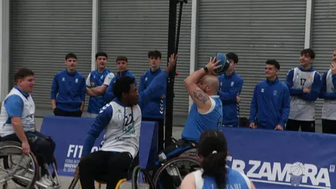 Los jugadores del CB Zamora se suman al baloncesto adaptado en FITECU_16