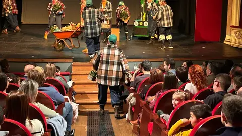 "Las Candilejas" arrancan la tarde de murgas en el Teatro Principal