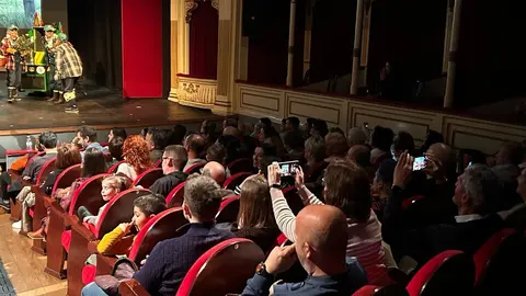 "Las Candilejas" arrancan la tarde de murgas en el Teatro Principal